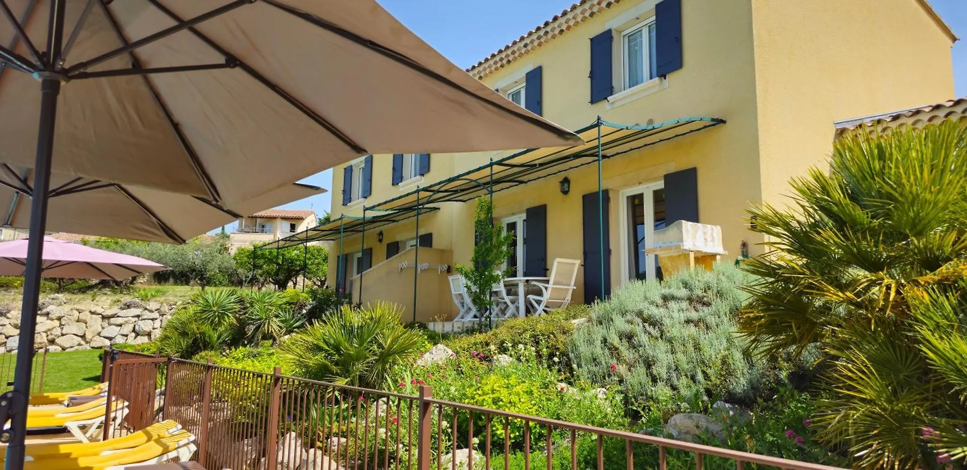Gite Nidu, Un Coin De Paradis Provencal Le Barroux 0*,  France